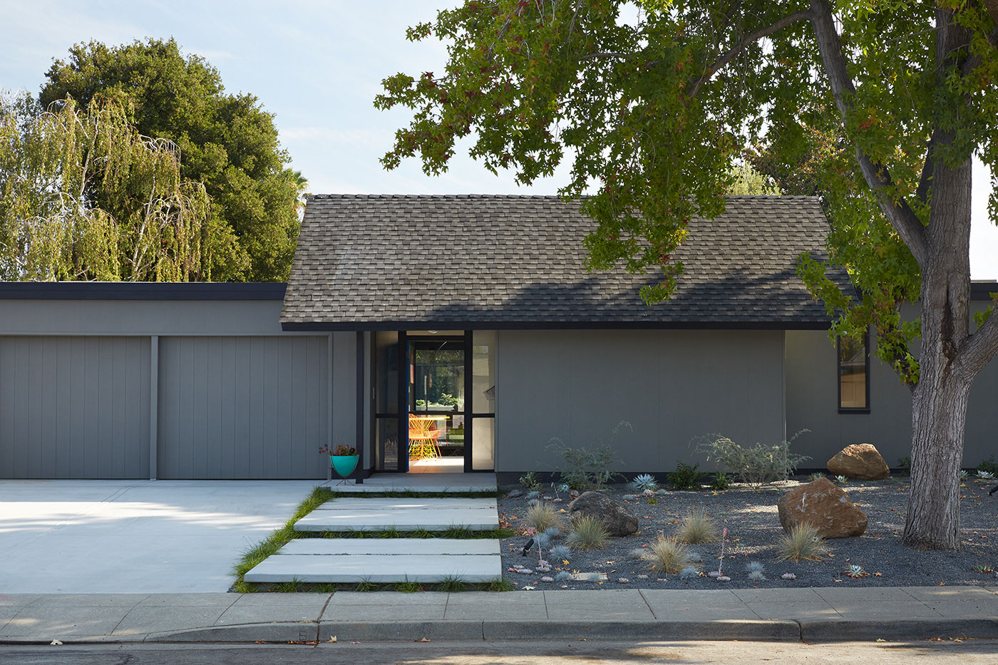 A Colorful and Warm Mid-Century Modern Home in Sunnyvale by Klopf Architecture (2)