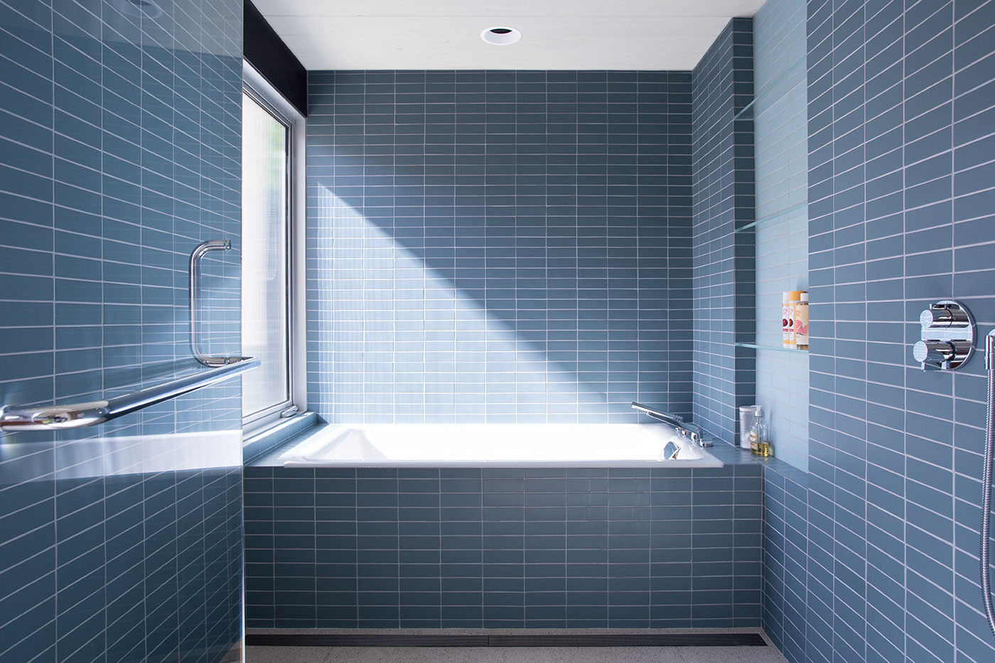 A Colorful and Warm Mid-Century Modern Home in Sunnyvale by Klopf Architecture (21)