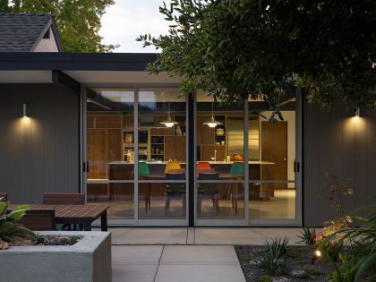 A Colorful and Warm Mid-Century Modern Home in Sunnyvale by Klopf Architecture (24)