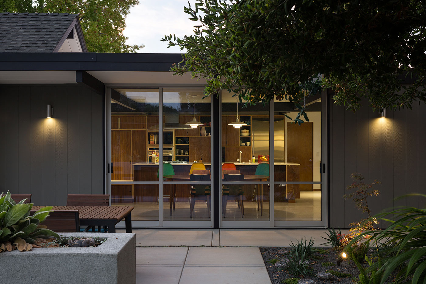A Colorful and Warm Mid-Century Modern Home in Sunnyvale by Klopf Architecture (24)