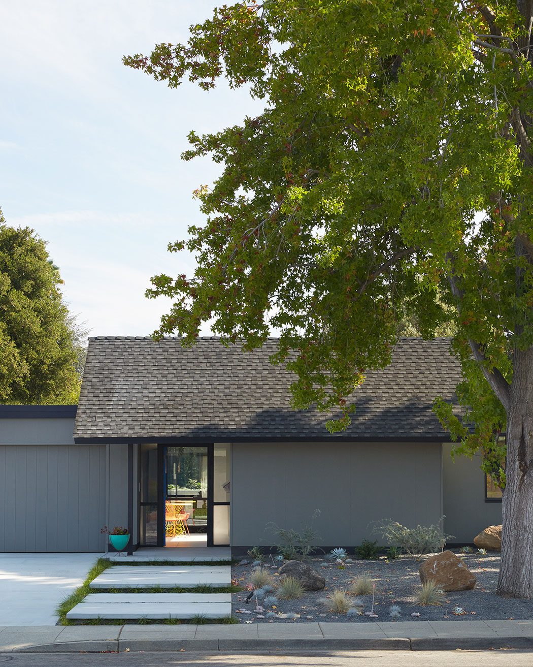 A Colorful and Warm Mid-Century Modern Home in Sunnyvale by Klopf Architecture (3)