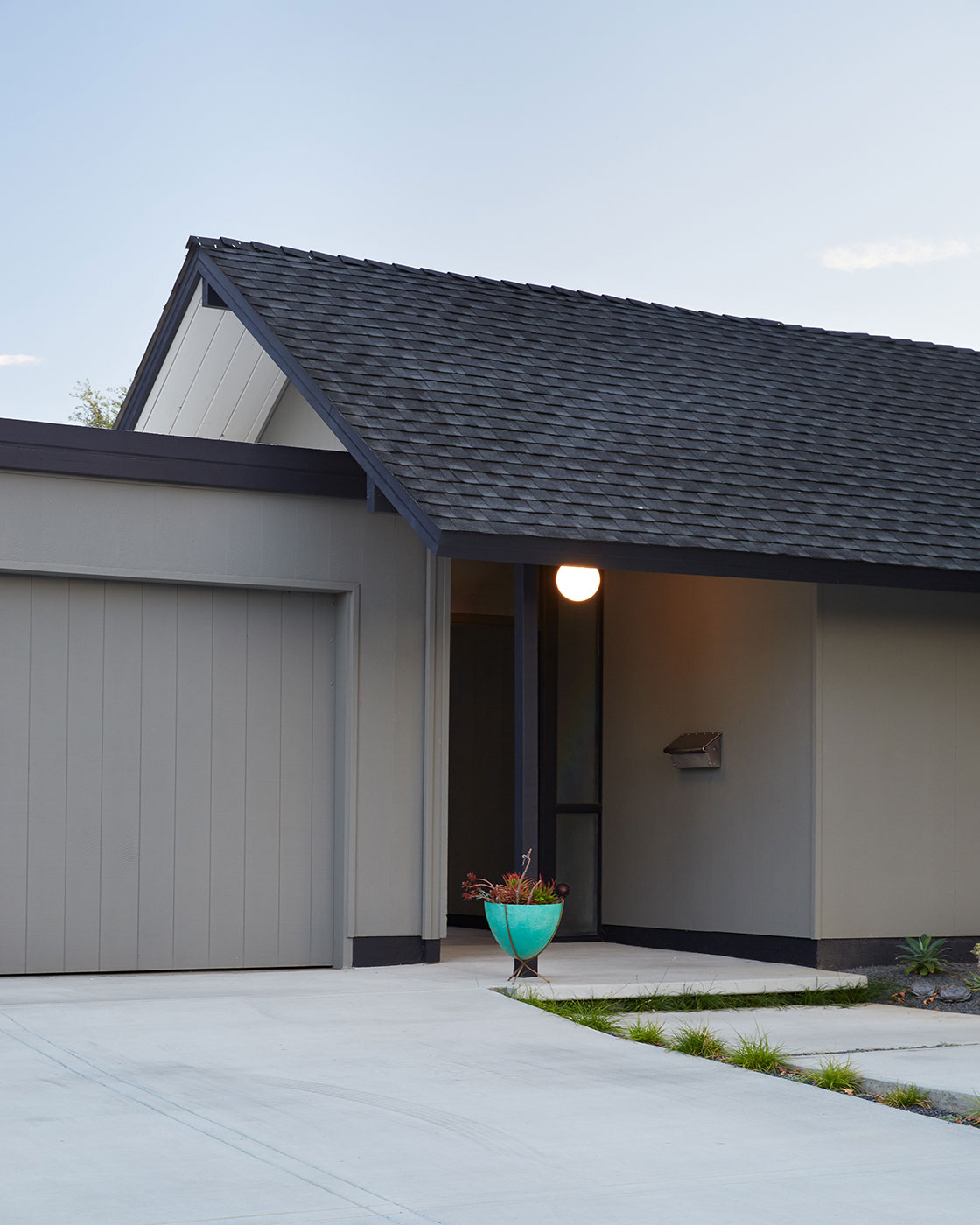 A Colorful and Warm Mid-Century Modern Home in Sunnyvale by Klopf Architecture (4)