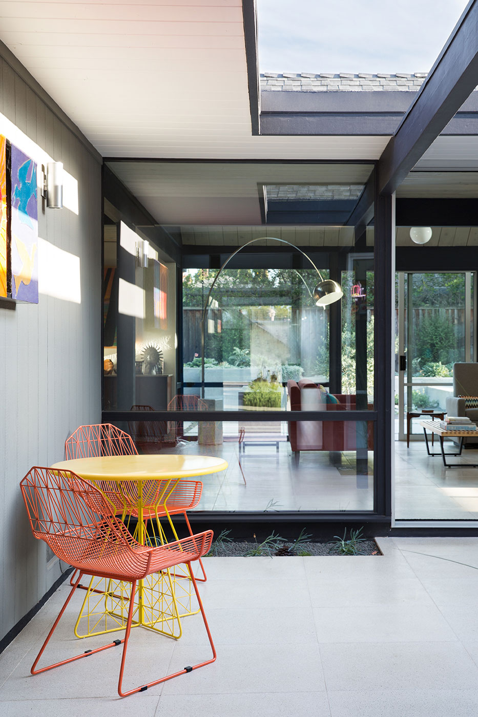 A Colorful and Warm Mid-Century Modern Home in Sunnyvale by Klopf Architecture (8)