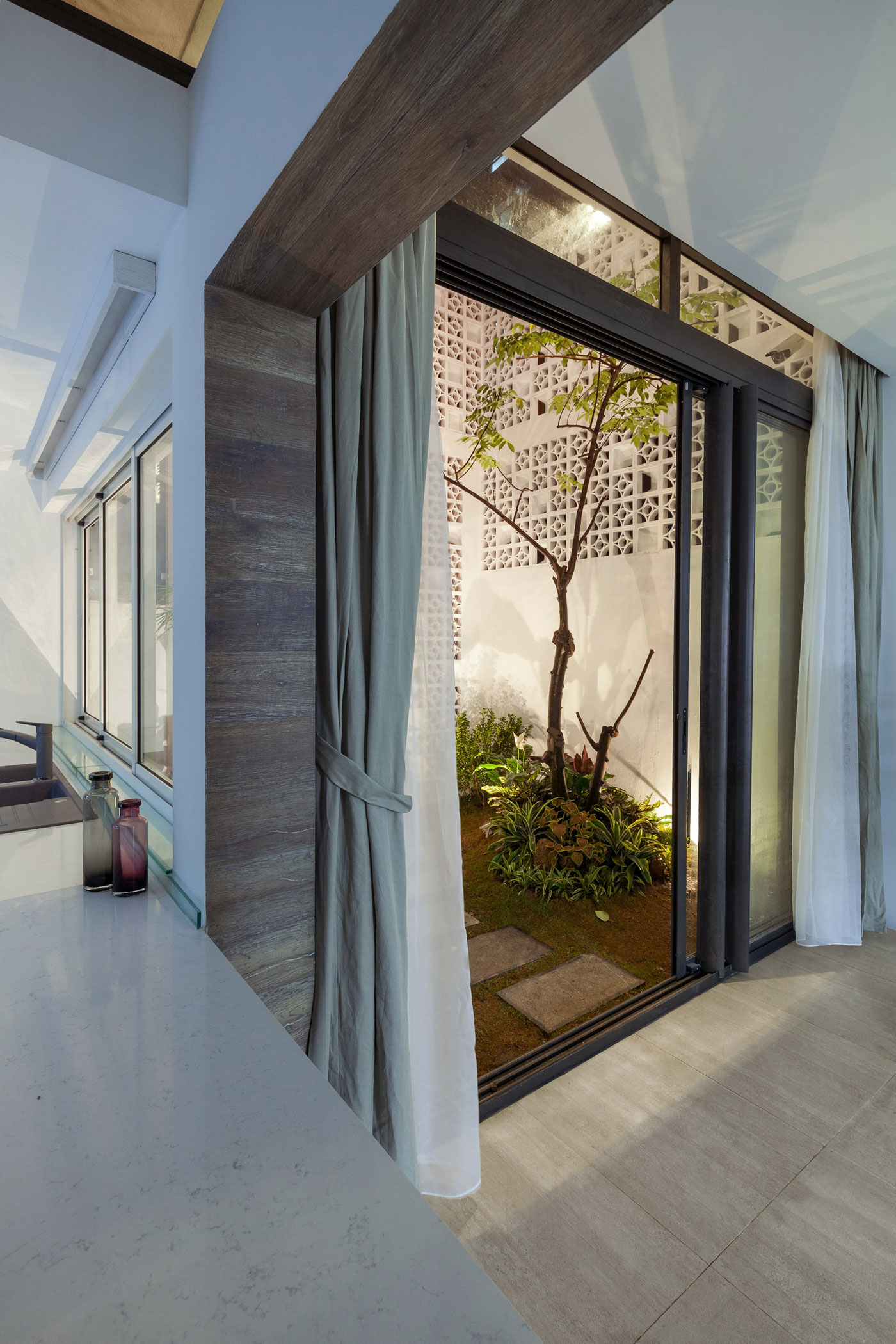 A Row House Transformed into a Bright Home with White Concrete Blocks in Vietnam by LANDMAK ARCHITECTURE (14)
