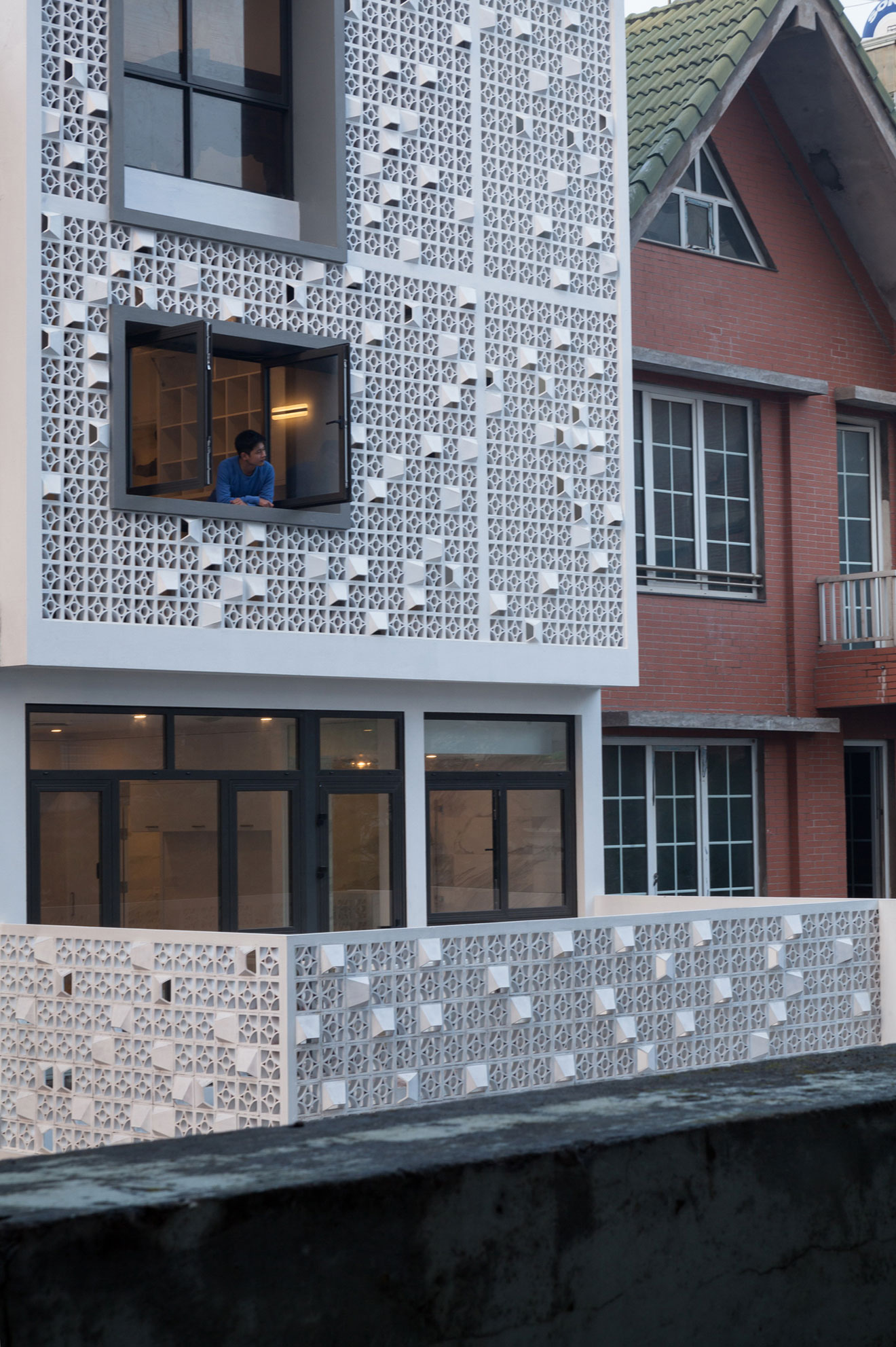 A Row House Transformed into a Bright Home with White Concrete Blocks in Vietnam by LANDMAK ARCHITECTURE (3)