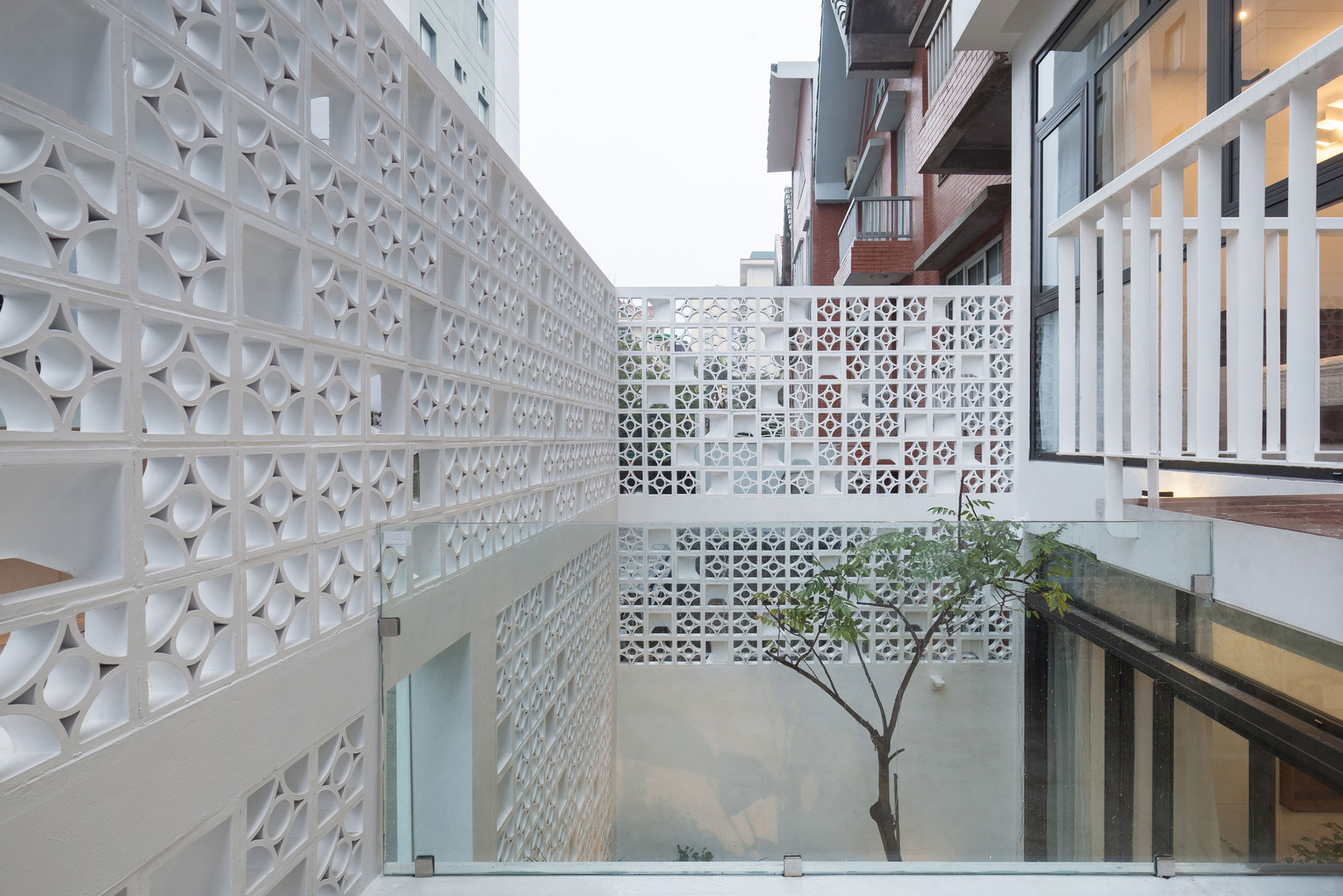 A Row House Transformed into a Bright Home with White Concrete Blocks in Vietnam by LANDMAK ARCHITECTURE (5)