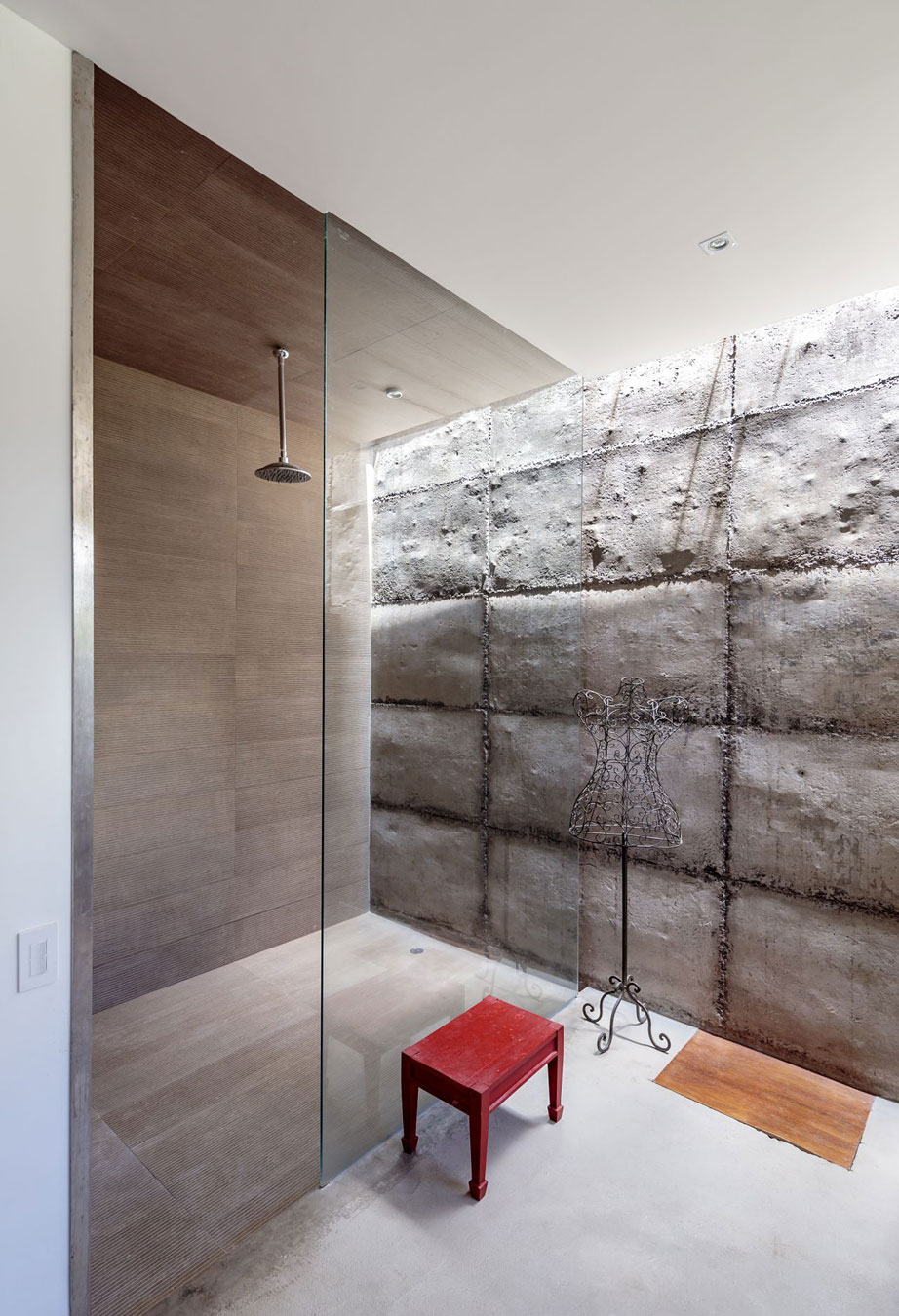 A Rustic Contemporary Home with Facade Composed of Stone and Glass Elements in Ecuador by Diez + Muller Arquitectos (10)