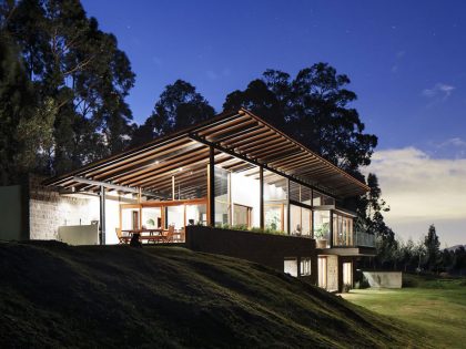 A Rustic Contemporary Home with Facade Composed of Stone and Glass Elements in Ecuador by Diez + Muller Arquitectos (11)