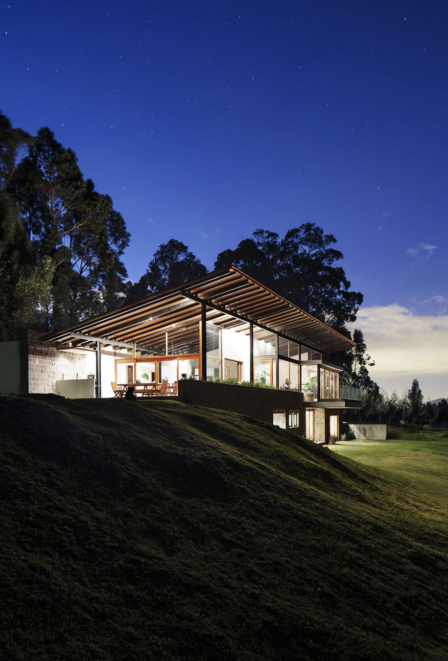 A Rustic Contemporary Home with Facade Composed of Stone and Glass Elements in Ecuador by Diez + Muller Arquitectos (11)