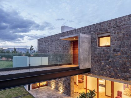 A Rustic Contemporary Home with Facade Composed of Stone and Glass Elements in Ecuador by Diez + Muller Arquitectos (12)