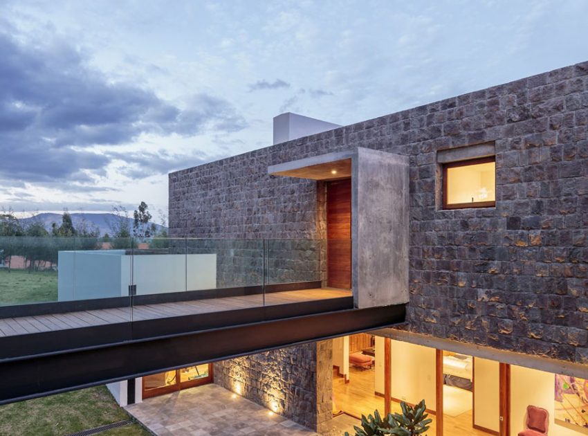 A Rustic Contemporary Home with Facade Composed of Stone and Glass Elements in Ecuador by Diez + Muller Arquitectos (12)