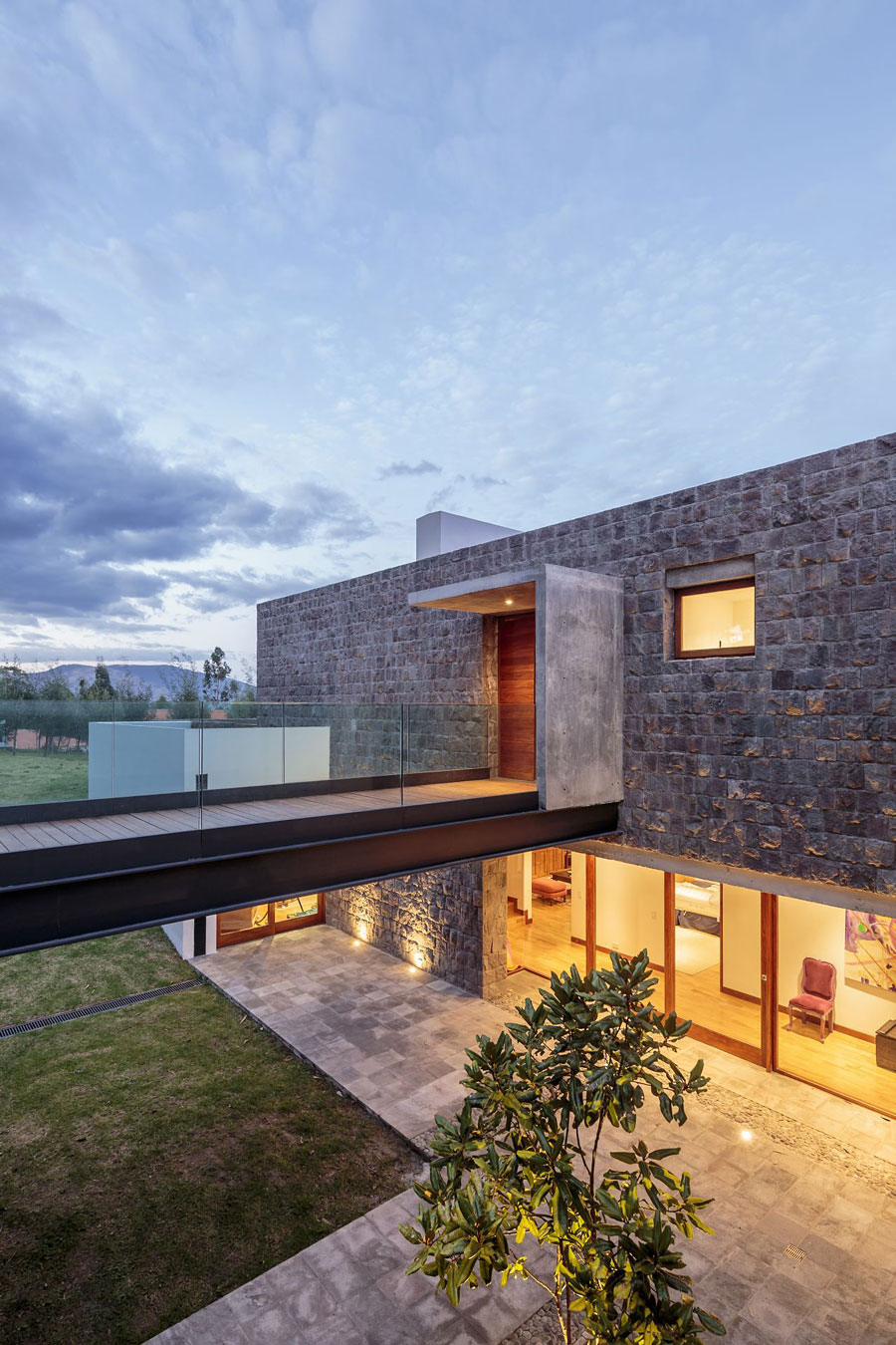 A Rustic Contemporary Home with Facade Composed of Stone and Glass Elements in Ecuador by Diez + Muller Arquitectos (12)