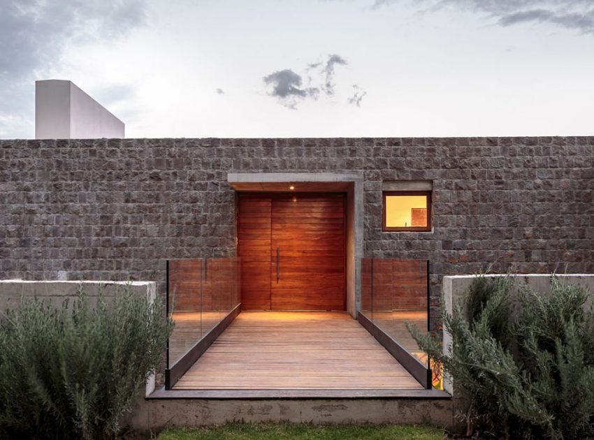 A Rustic Contemporary Home with Facade Composed of Stone and Glass Elements in Ecuador by Diez + Muller Arquitectos (13)