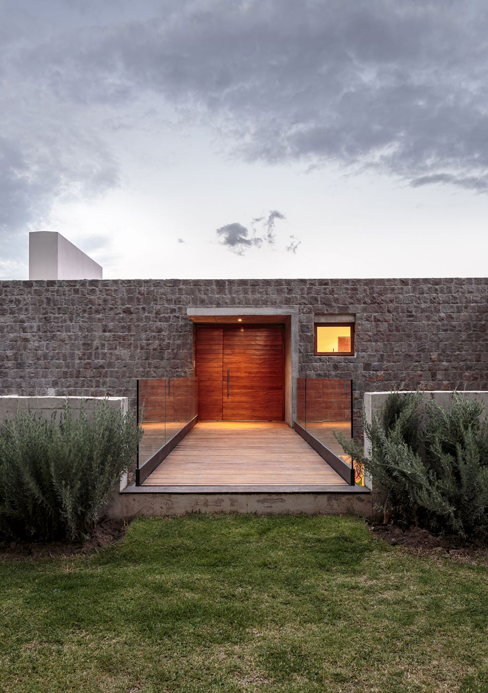 A Rustic Contemporary Home with Facade Composed of Stone and Glass Elements in Ecuador by Diez + Muller Arquitectos (13)