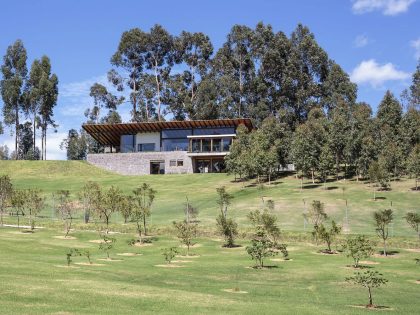 A Rustic Contemporary Home with Facade Composed of Stone and Glass Elements in Ecuador by Diez + Muller Arquitectos (2)