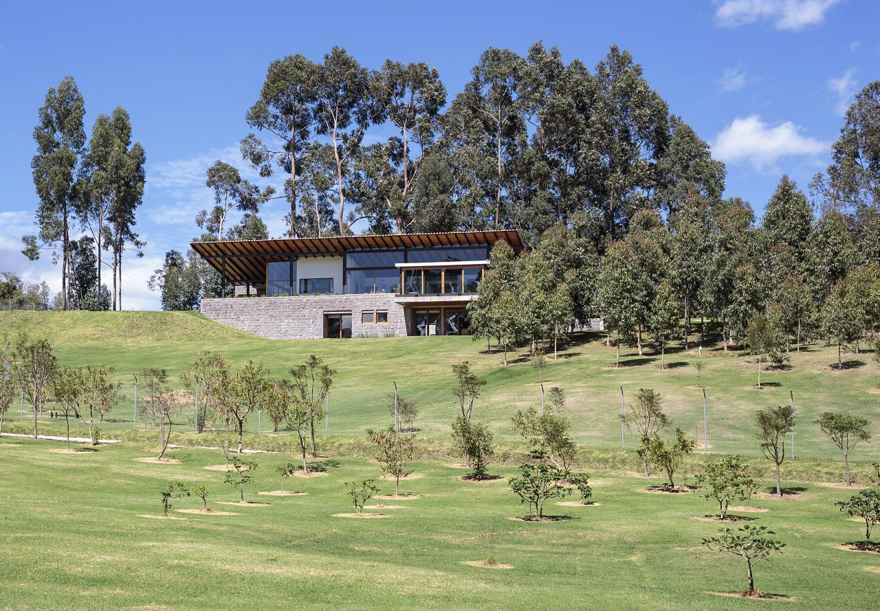 A Rustic Contemporary Home with Facade Composed of Stone and Glass Elements in Ecuador by Diez + Muller Arquitectos (2)