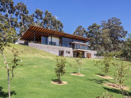 A Rustic Contemporary Home with Facade Composed of Stone and Glass Elements in Ecuador by Diez + Muller Arquitectos (3)