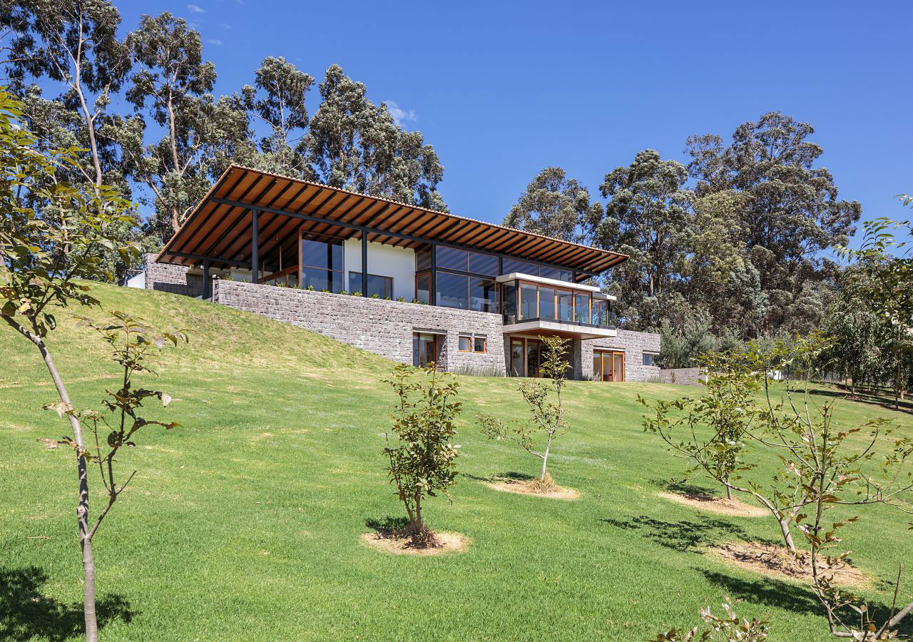 A Rustic Contemporary Home with Facade Composed of Stone and Glass Elements in Ecuador by Diez + Muller Arquitectos (3)