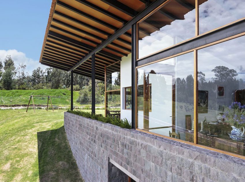 A Rustic Contemporary Home with Facade Composed of Stone and Glass Elements in Ecuador by Diez + Muller Arquitectos (4)
