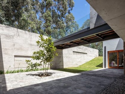 A Rustic Contemporary Home with Facade Composed of Stone and Glass Elements in Ecuador by Diez + Muller Arquitectos (5)