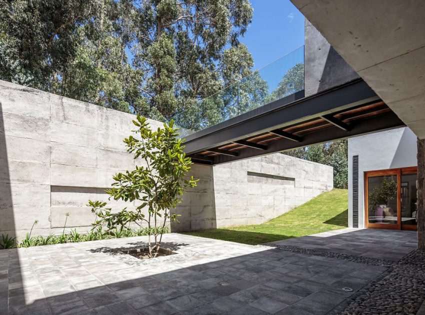 A Rustic Contemporary Home with Facade Composed of Stone and Glass Elements in Ecuador by Diez + Muller Arquitectos (5)