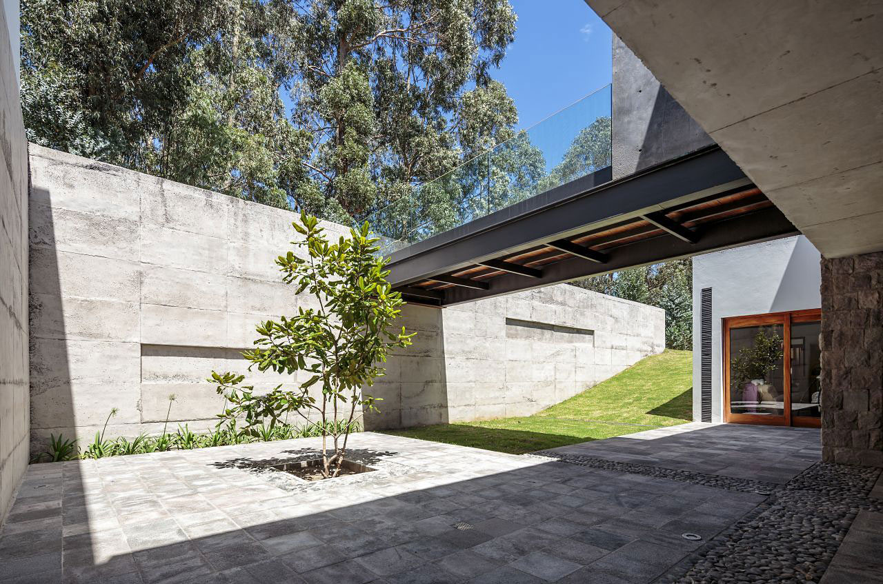 A Rustic Contemporary Home with Facade Composed of Stone and Glass Elements in Ecuador by Diez + Muller Arquitectos (5)