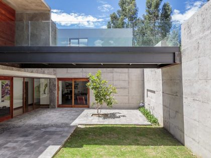 A Rustic Contemporary Home with Facade Composed of Stone and Glass Elements in Ecuador by Diez + Muller Arquitectos (6)