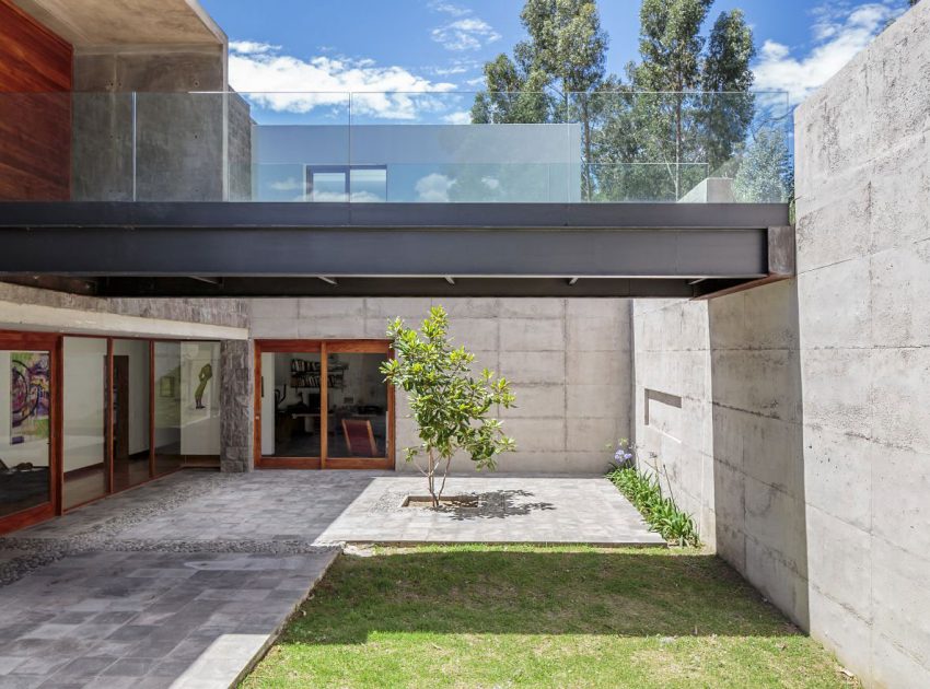 A Rustic Contemporary Home with Facade Composed of Stone and Glass Elements in Ecuador by Diez + Muller Arquitectos (6)