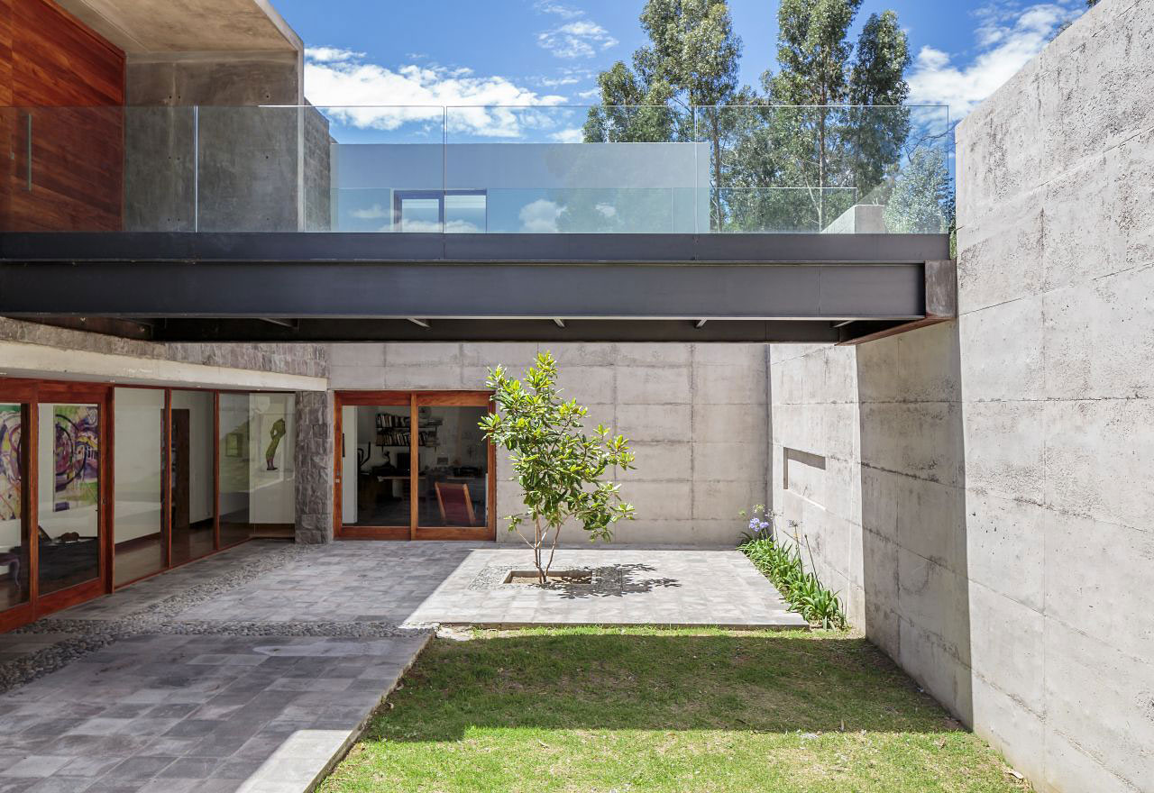 A Rustic Contemporary Home with Facade Composed of Stone and Glass Elements in Ecuador by Diez + Muller Arquitectos (6)