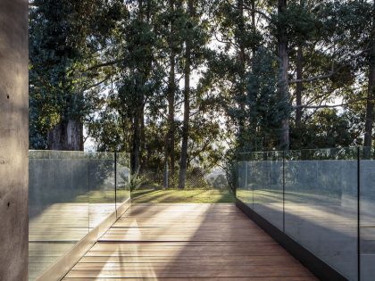 A Rustic Contemporary Home with Facade Composed of Stone and Glass Elements in Ecuador by Diez + Muller Arquitectos (7)