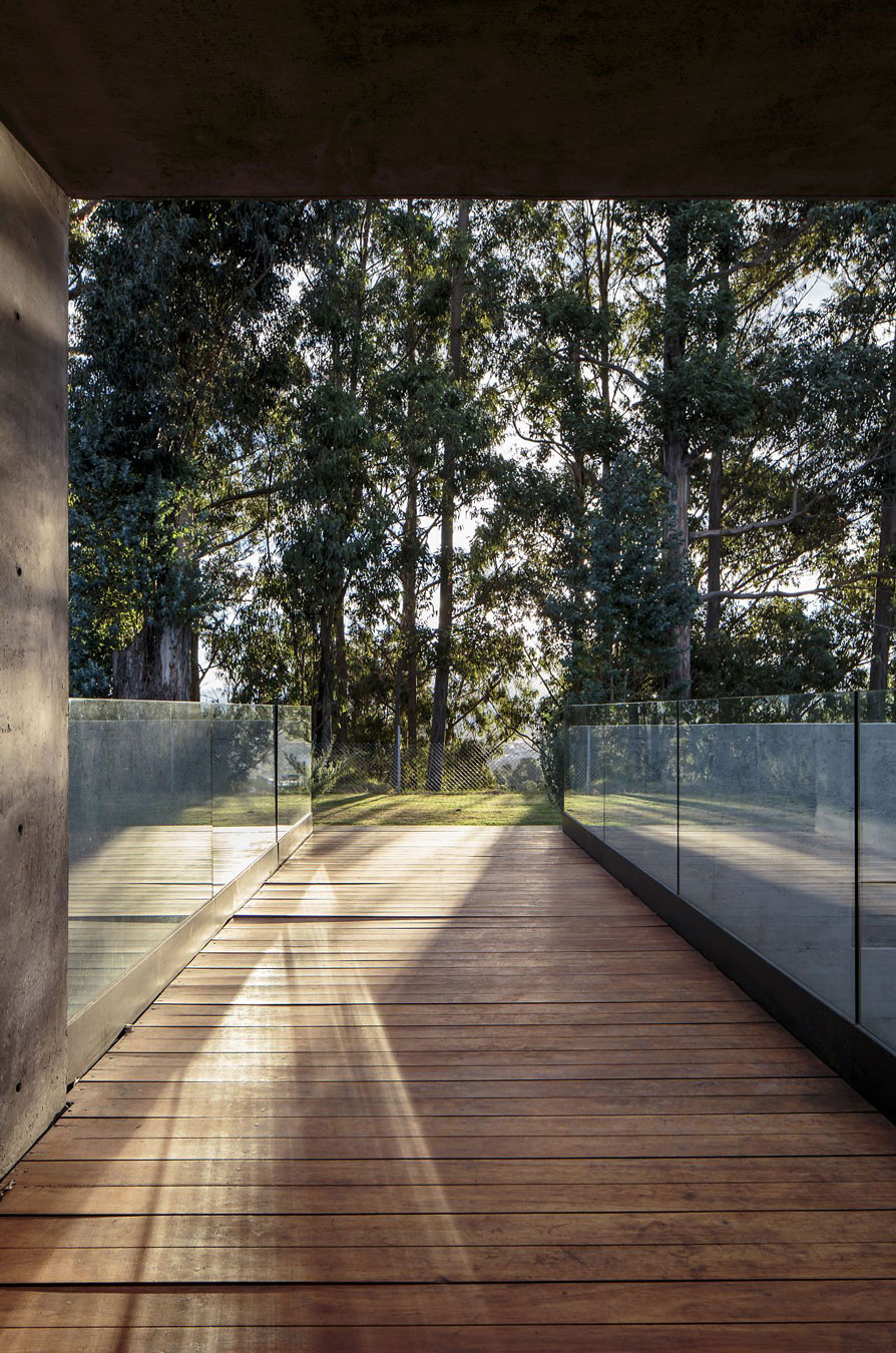 A Rustic Contemporary Home with Facade Composed of Stone and Glass Elements in Ecuador by Diez + Muller Arquitectos (7)