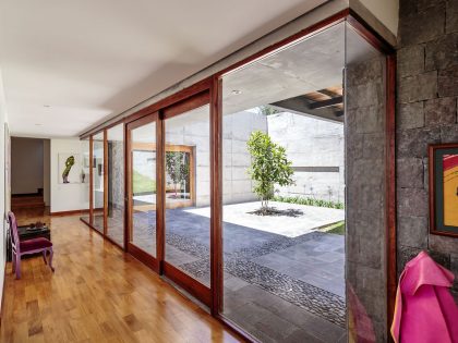 A Rustic Contemporary Home with Facade Composed of Stone and Glass Elements in Ecuador by Diez + Muller Arquitectos (9)