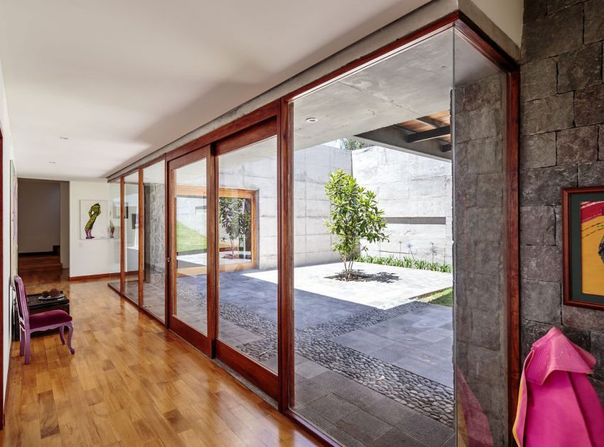 A Rustic Contemporary Home with Facade Composed of Stone and Glass Elements in Ecuador by Diez + Muller Arquitectos (9)