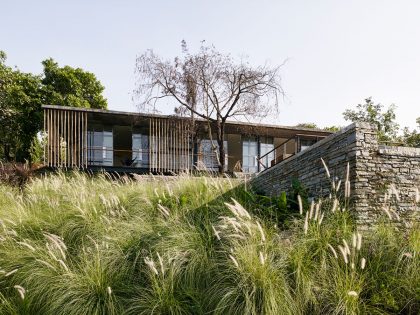 A Rustic Contemporary Home Nestled on Top of a Mountain in Harmony with Nature of Maharashtra by Architecture BRIO (5)