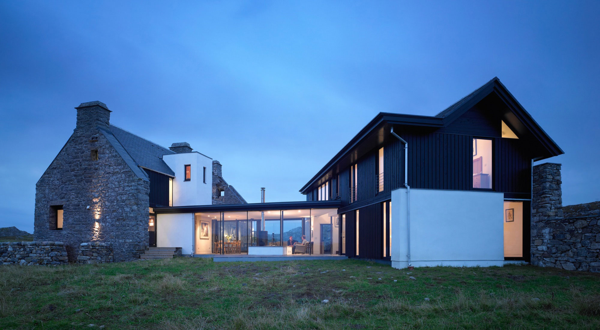 A Scottish Ruins Transformed Into an Exquisite Modern Home on the Isle of Coll by WT Architecture (12)