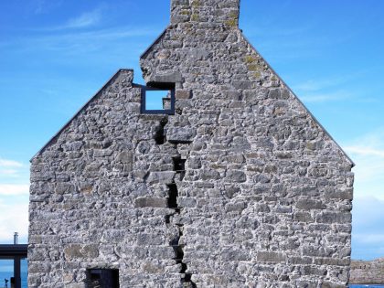 A Scottish Ruins Transformed Into an Exquisite Modern Home on the Isle of Coll by WT Architecture (2)