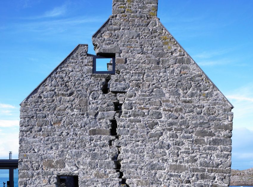 A Scottish Ruins Transformed Into an Exquisite Modern Home on the Isle of Coll by WT Architecture (2)
