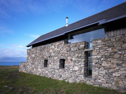A Scottish Ruins Transformed Into an Exquisite Modern Home on the Isle of Coll by WT Architecture (4)