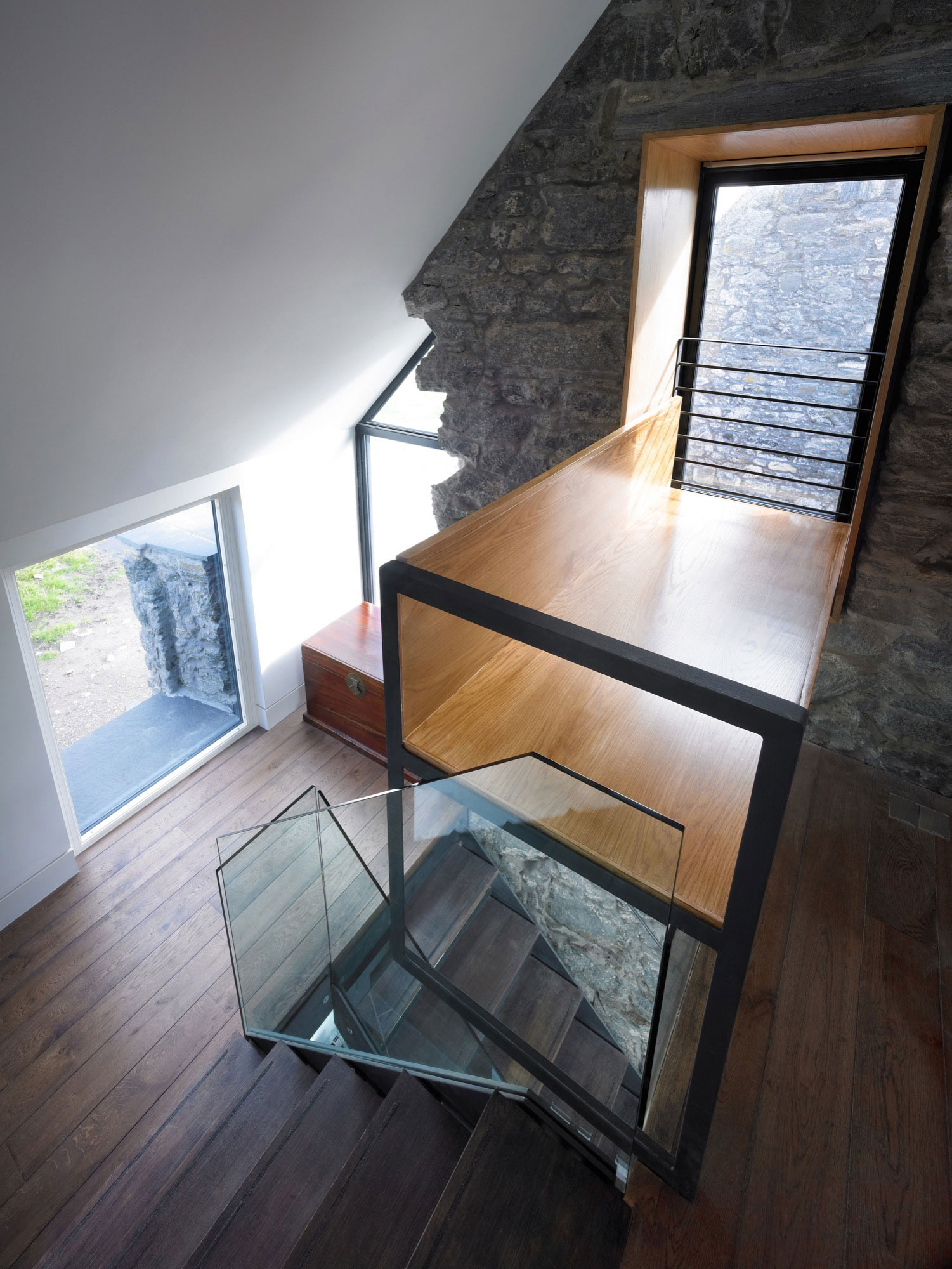 A Scottish Ruins Transformed Into an Exquisite Modern Home on the Isle of Coll by WT Architecture (8)