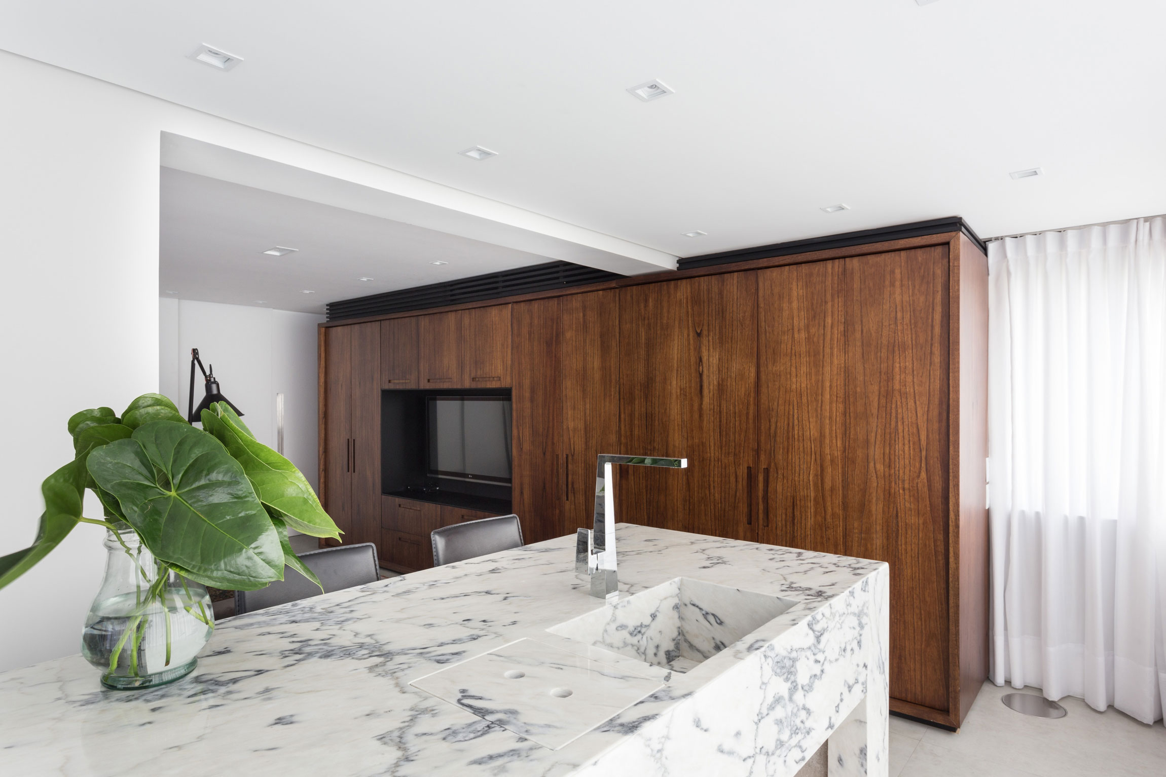 A Simple, Functional and Elegant Contemporary Home in Porto Alegre by AMBIDESTRO (12)