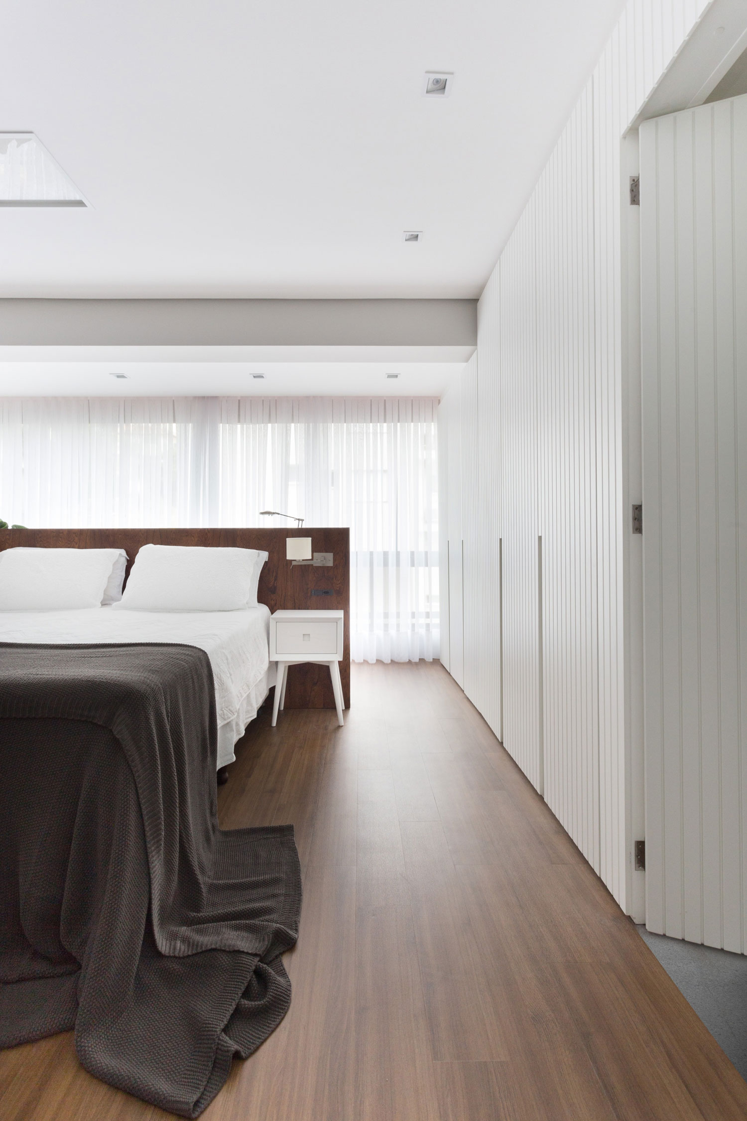 A Simple, Functional and Elegant Contemporary Home in Porto Alegre by AMBIDESTRO (19)