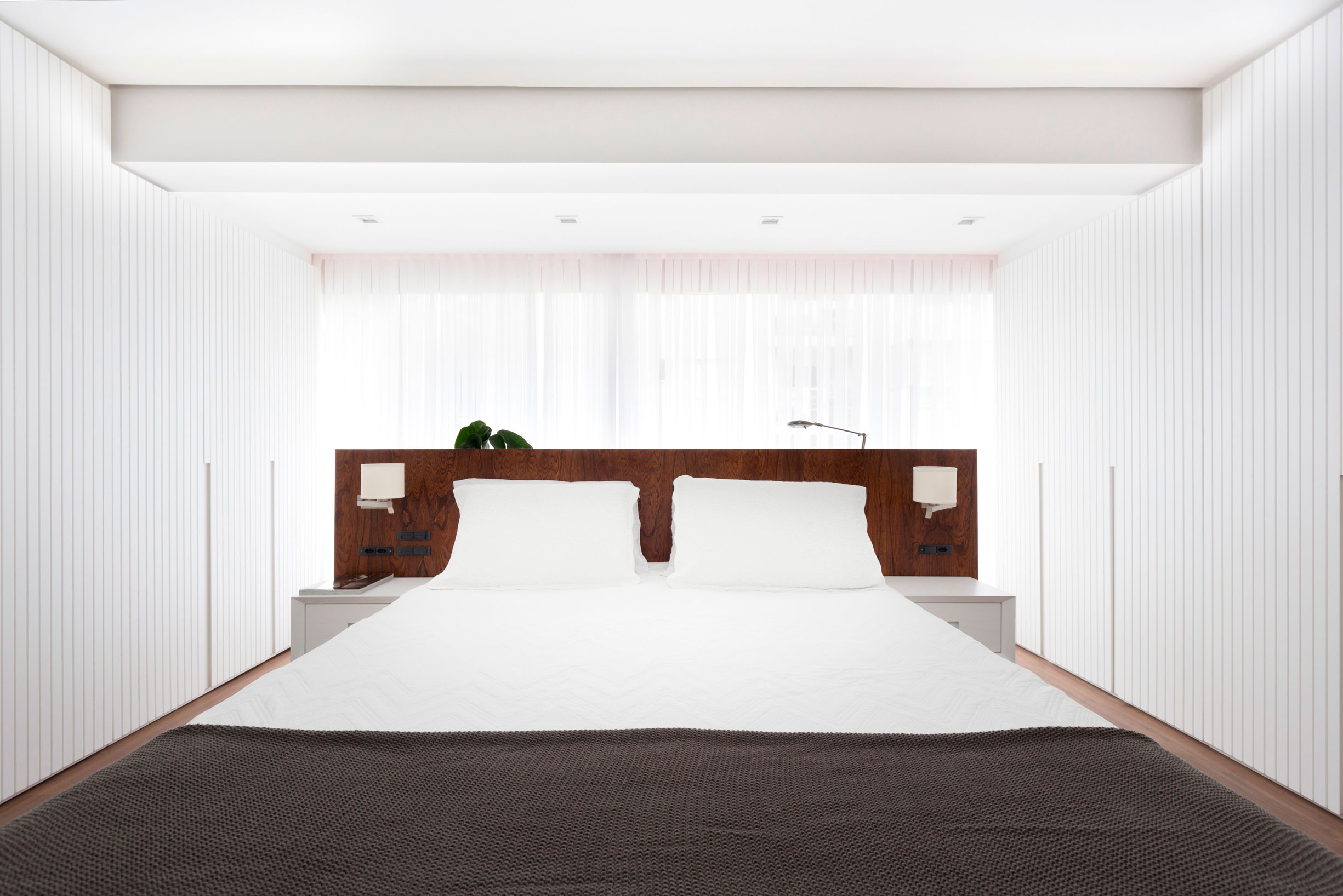 A Simple, Functional and Elegant Contemporary Home in Porto Alegre by AMBIDESTRO (20)