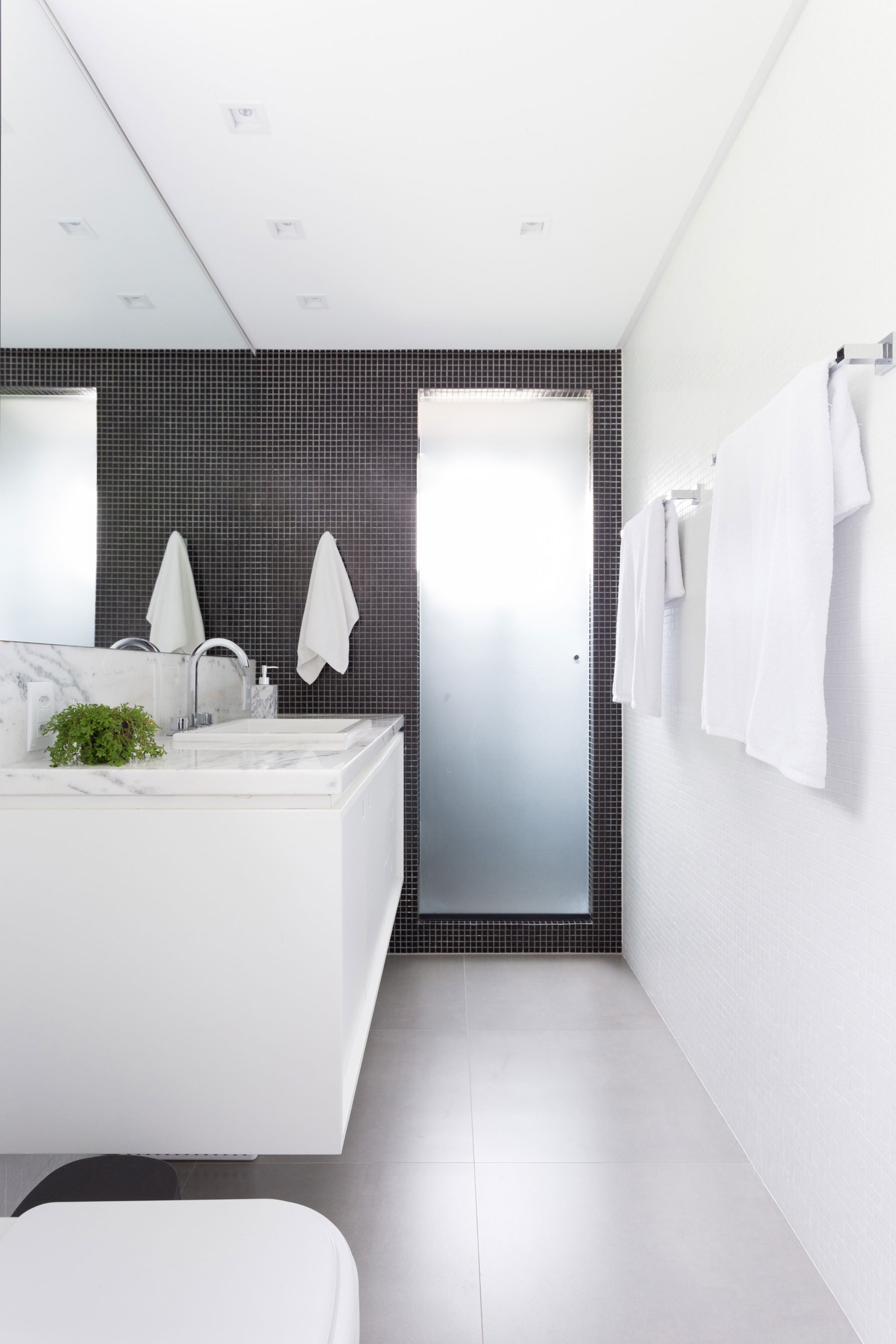 A Simple, Functional and Elegant Contemporary Home in Porto Alegre by AMBIDESTRO (28)