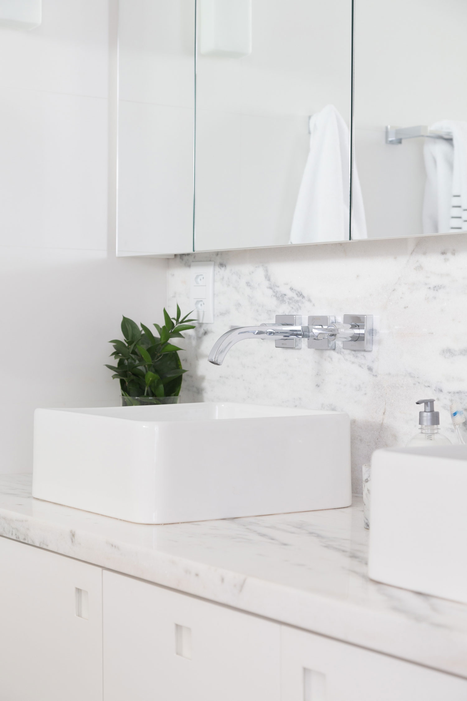 A Simple, Functional and Elegant Contemporary Home in Porto Alegre by AMBIDESTRO (30)