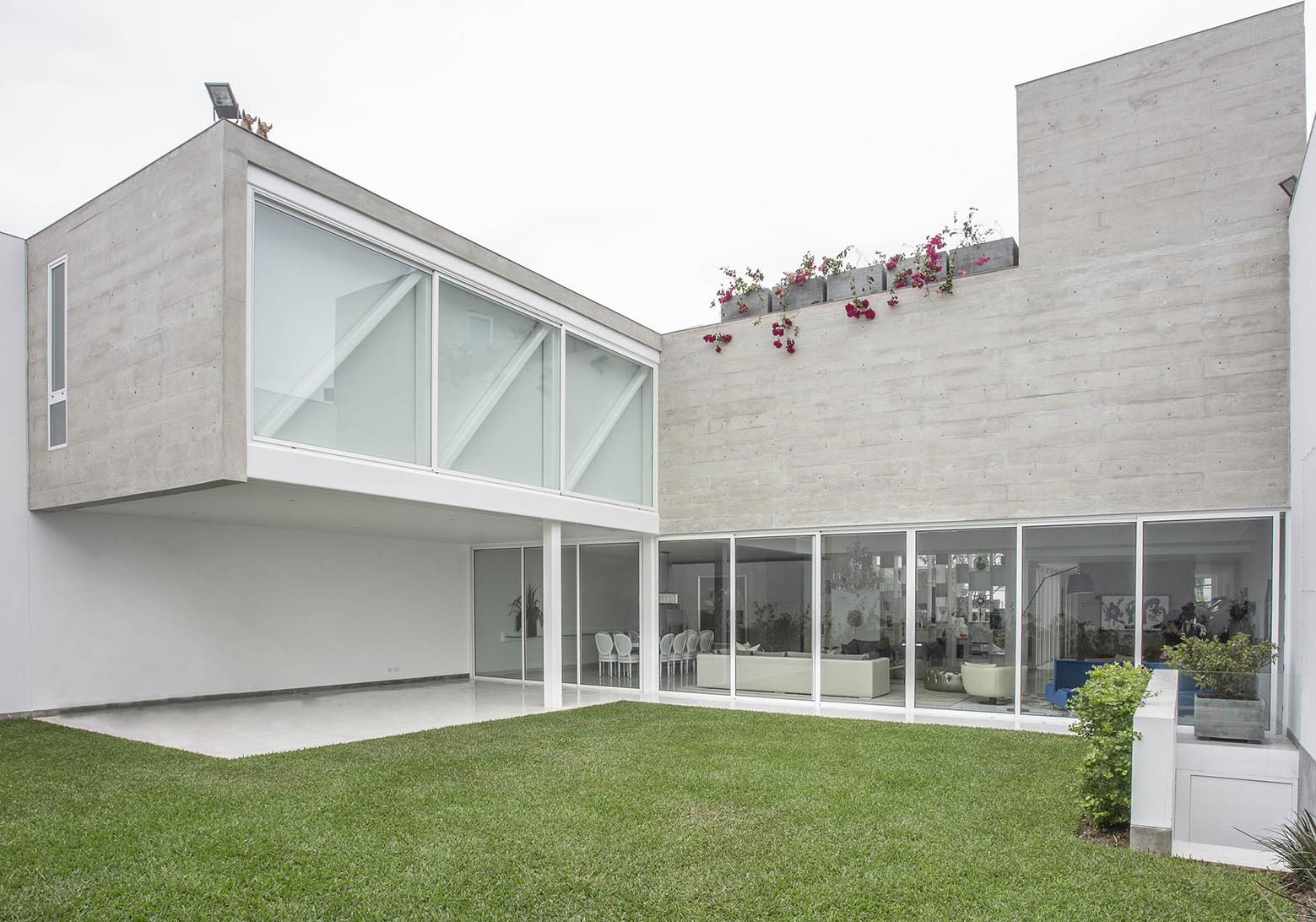 A Sleek Contemporary Home with Glass Walls and Windows in San Isidro by Cynthia Seinfield (1)