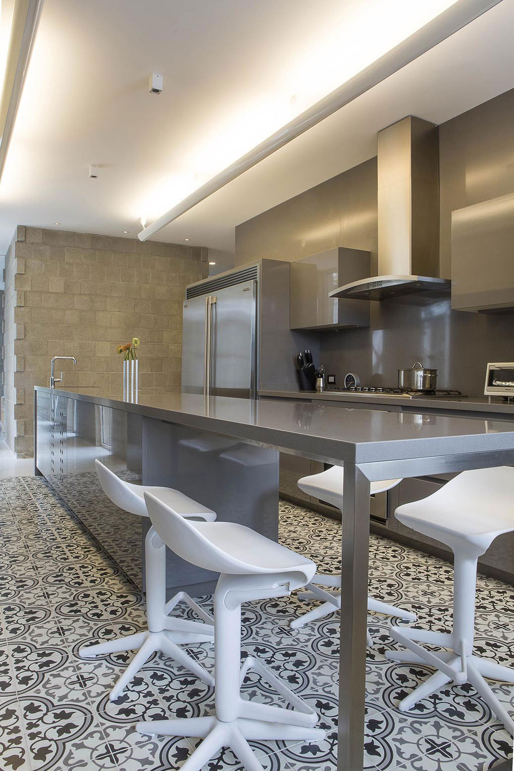 A Sleek Contemporary Home with Glass Walls and Windows in San Isidro by Cynthia Seinfield (11)
