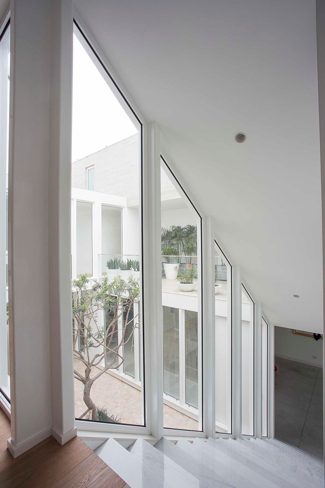 A Sleek Contemporary Home with Glass Walls and Windows in San Isidro by Cynthia Seinfield (14)