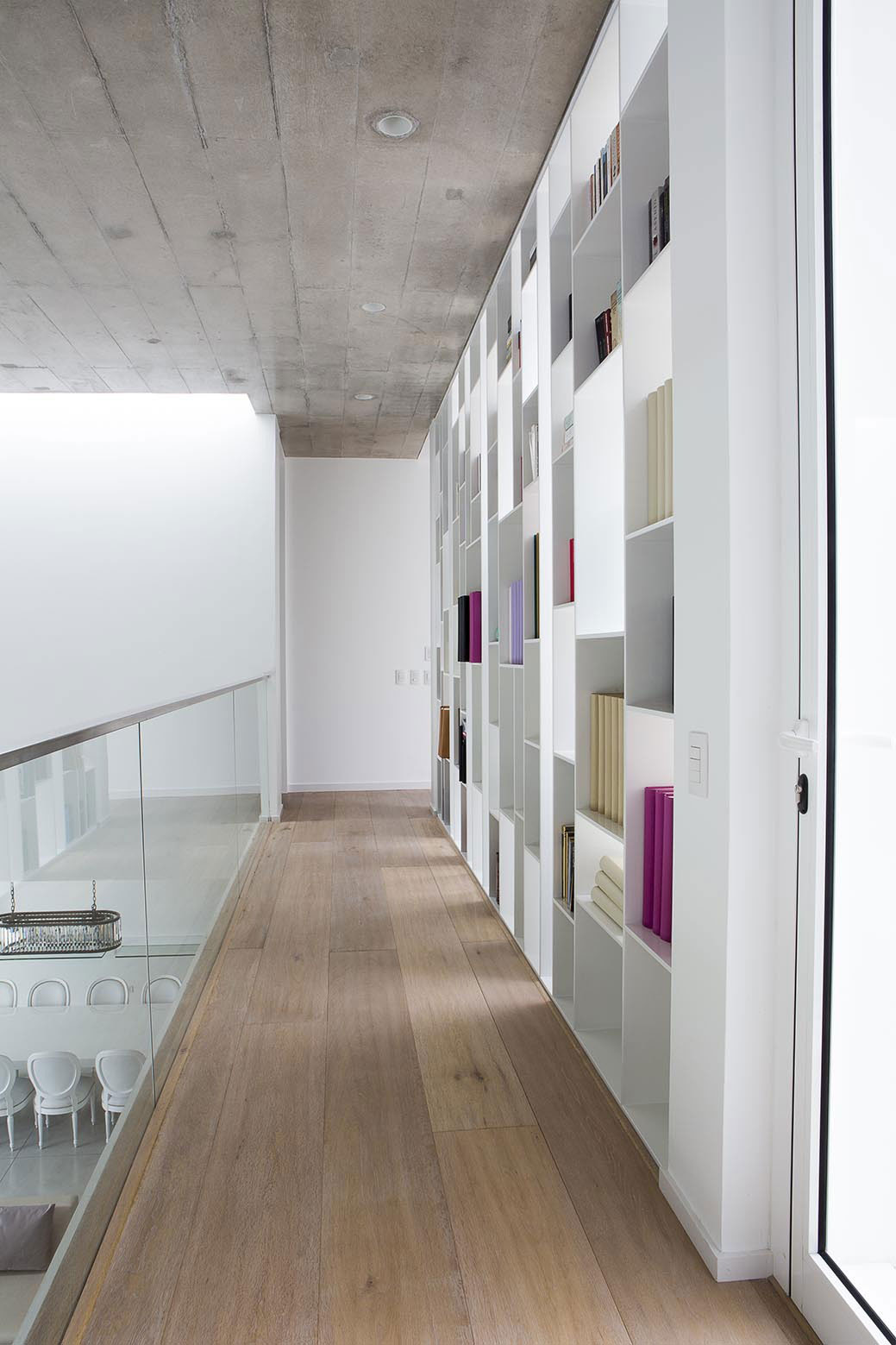 A Sleek Contemporary Home with Glass Walls and Windows in San Isidro by Cynthia Seinfield (15)