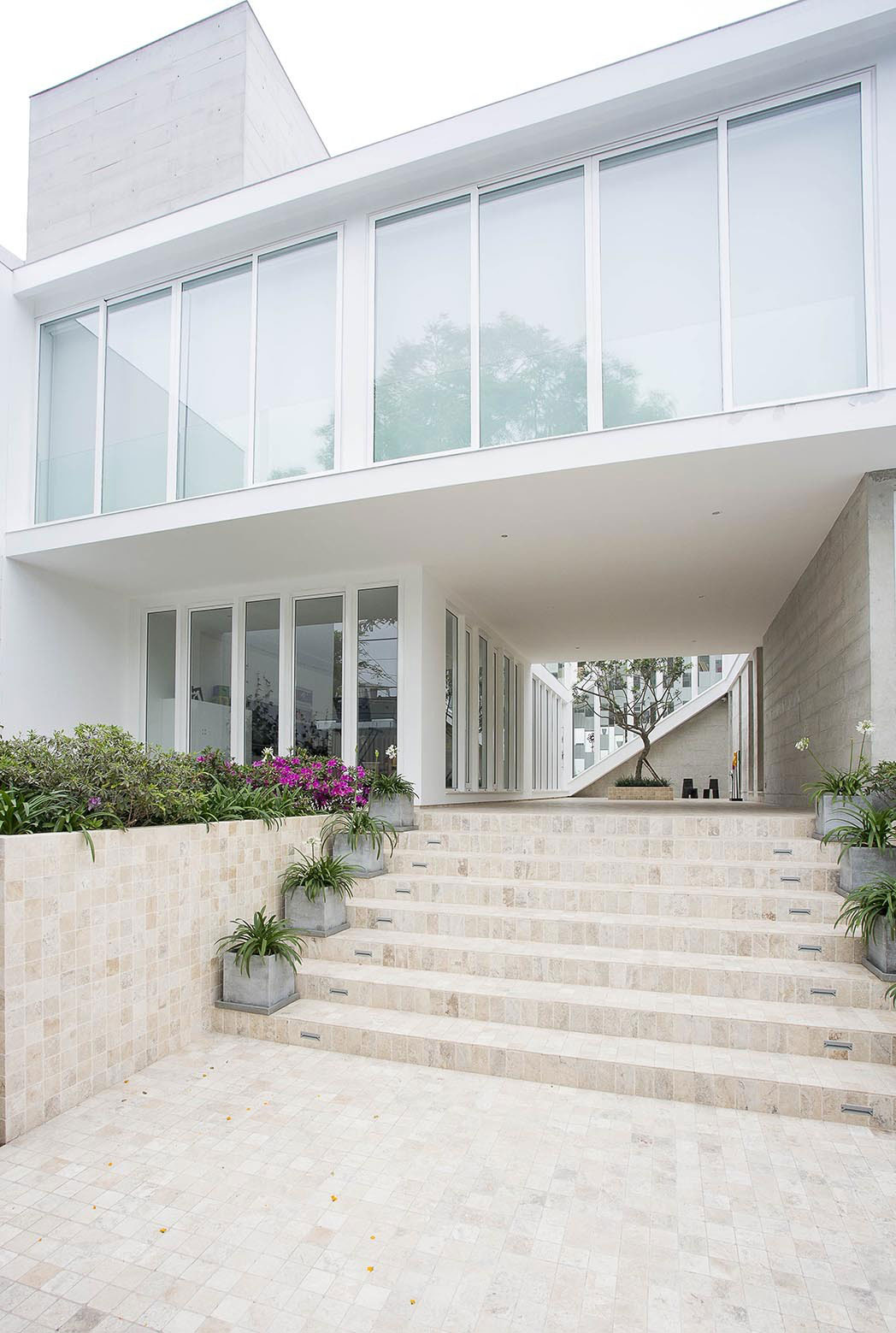 A Sleek Contemporary Home with Glass Walls and Windows in San Isidro by Cynthia Seinfield (3)