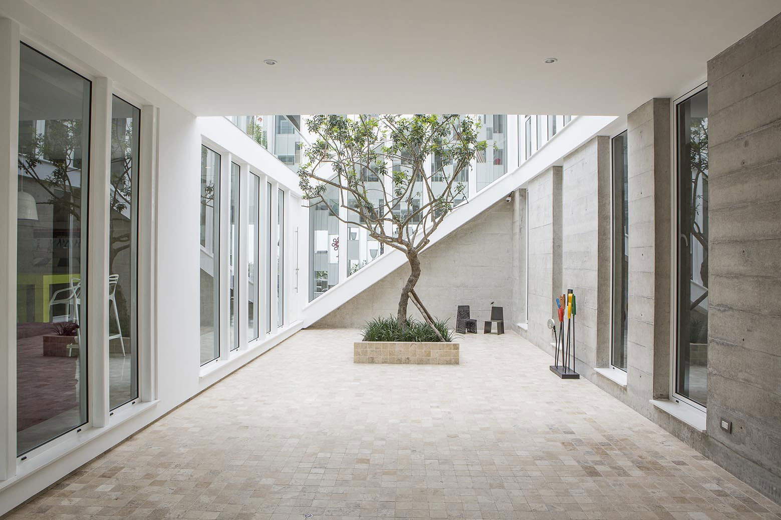 A Sleek Contemporary Home with Glass Walls and Windows in San Isidro by Cynthia Seinfield (4)